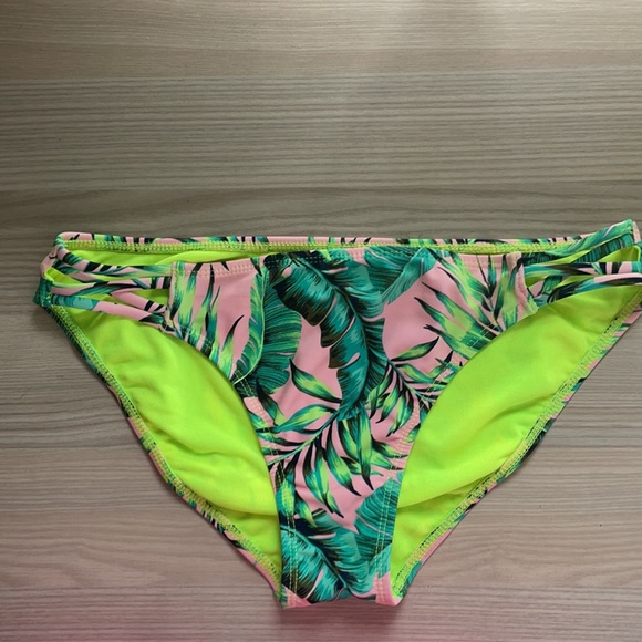 Bikini set too small bottoms large - Picture 3 of 4